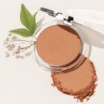PÜR Magnificence Glow Illuminating Bronzer Pores and skin Perfecting Powder - Image 4